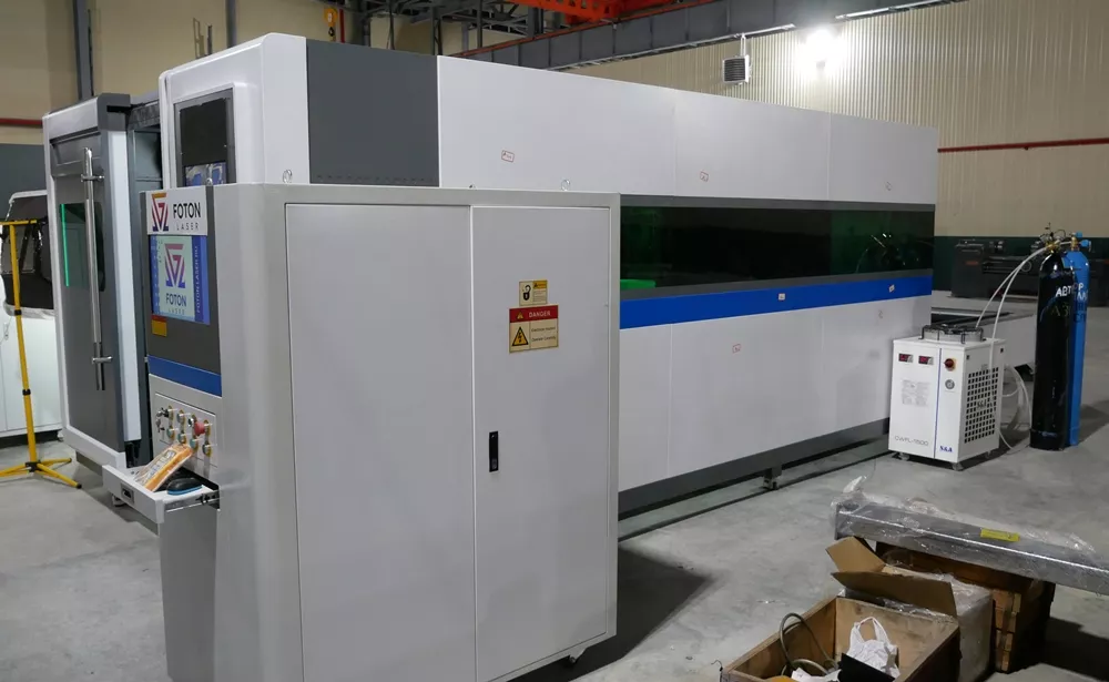 FL-L1560FH-30000-Raycus Оптоволоконный лазерный станок для резки для листового металла с кабинетной защитой