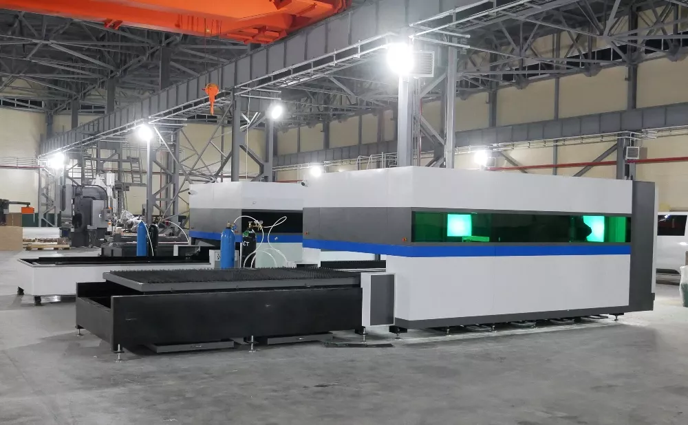FL-L1560FEHR-30000-D220-IPG Лазерный станок для резки листового металла и труб со сменным столом и кабинетной защитой