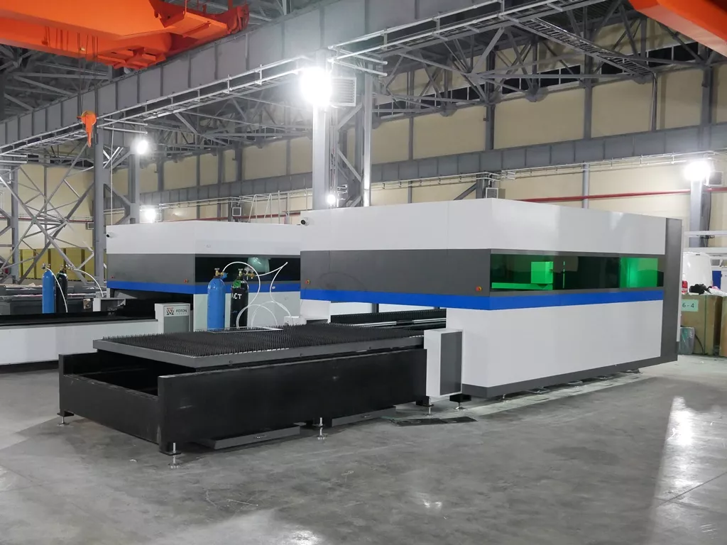 FL-L1560FHE-8000-Raycus Лазерный станок для резки листового металла с кабинетной защитой и сменным столом