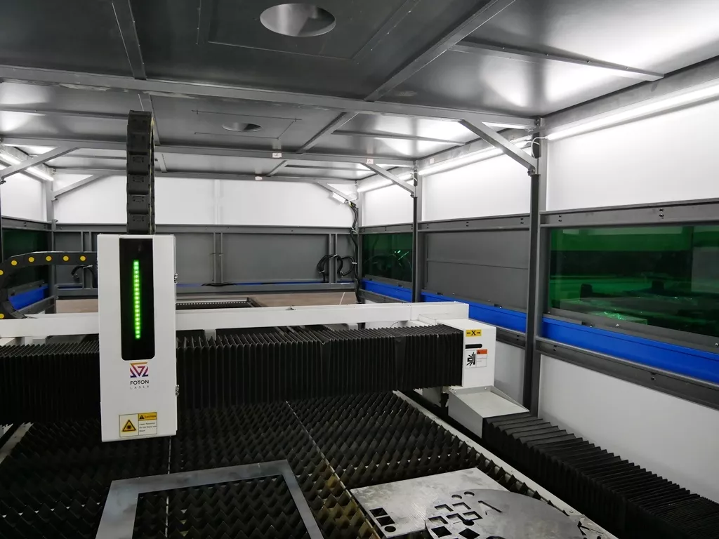 FL-L1560FH-30000-Raycus Оптоволоконный лазерный станок для резки для листового металла с кабинетной защитой