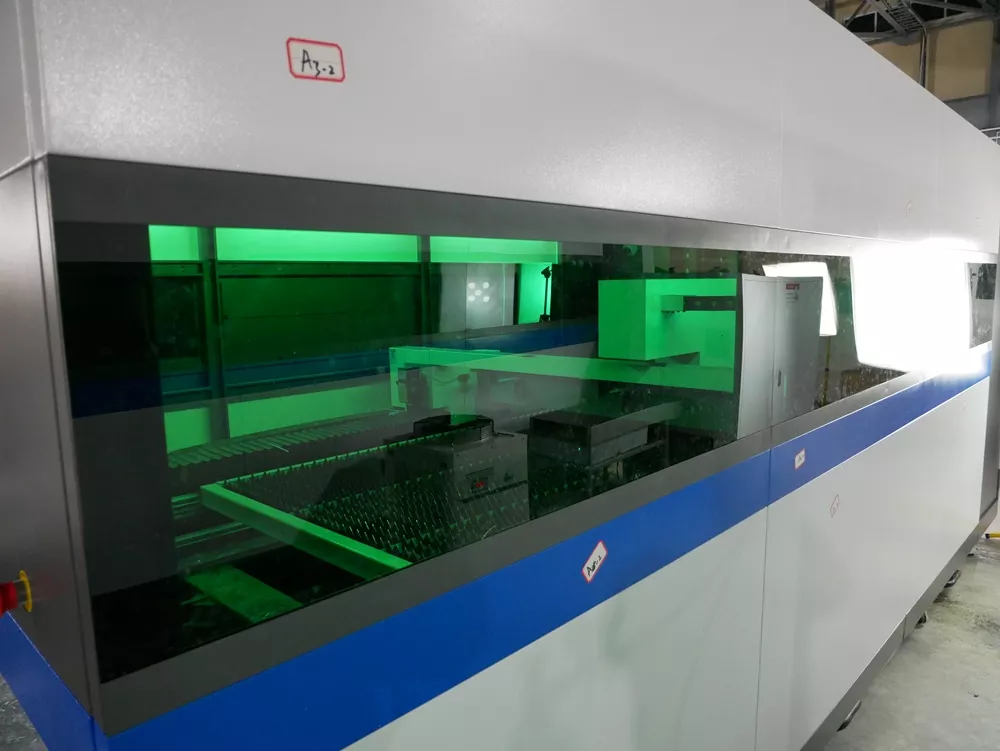 FL-L2060FHE-30000-IPG Лазерный станок для резки листового металла с кабинетной защитой и сменным столом